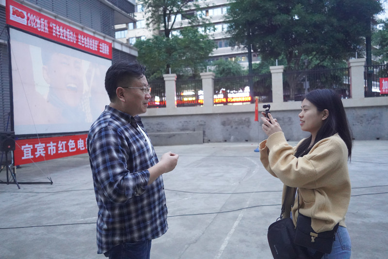 看电影1.jpg