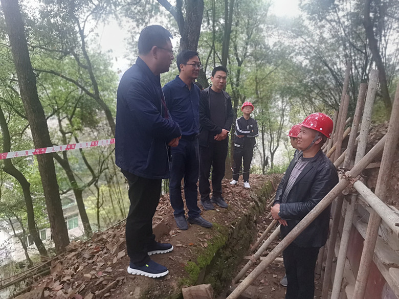 长宁县硐底镇老街后山不稳定斜坡（陪同县领导调研灾后重建工作）_副本.jpg