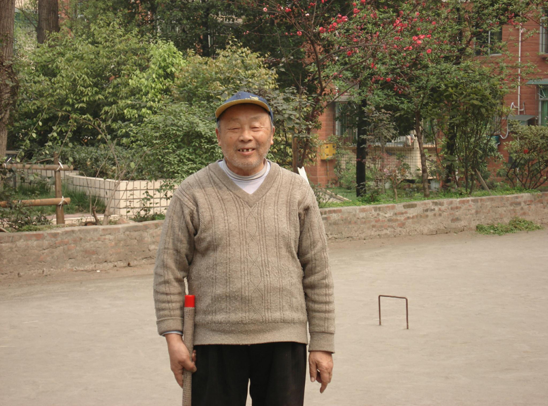 张仲秋老人在修整门球场.jpg
