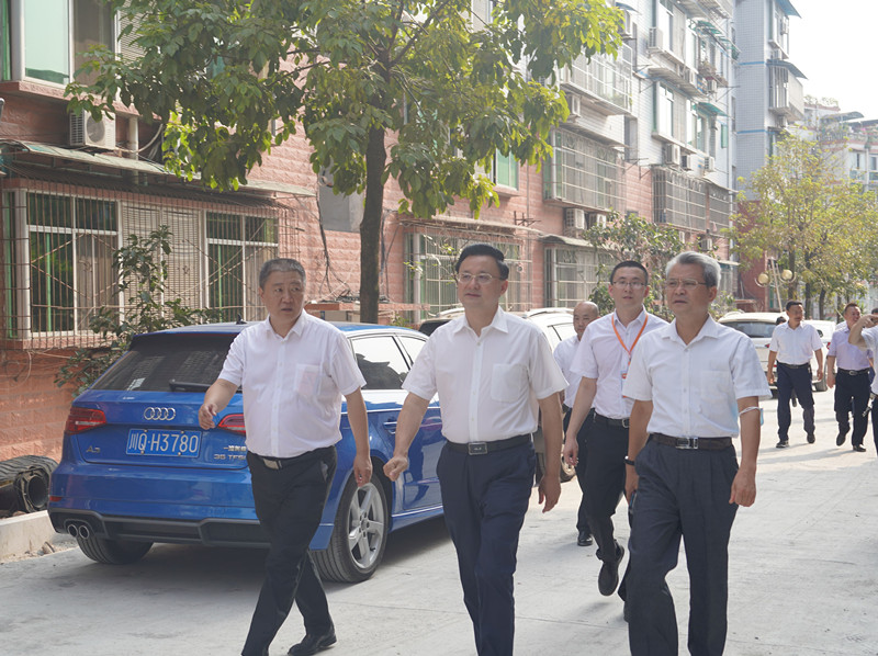 伍定一行在202队就老旧小区改造等工作进行现场调研_副本.jpg