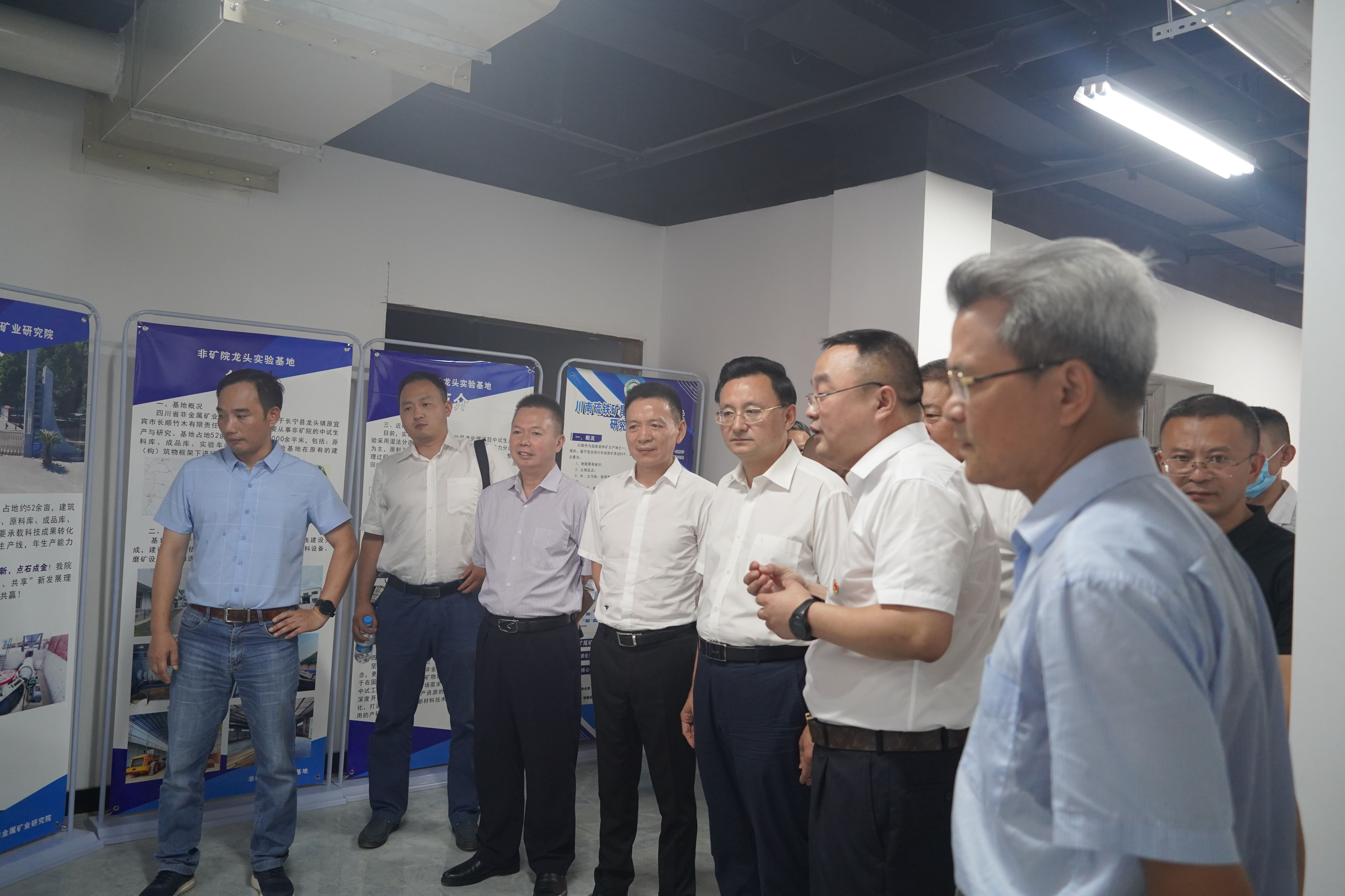 伍定一行在202队实验室听取工作汇报.jpg